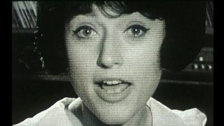 In weniger als zwei Wochen startet die Loekenfranke-Retrospektive bei der @ruhrtriennale im @metropolisbochum 

In den kommenden Tagen geben wir einen Überblick über alle Filme, die gezeigt werden. 

🗓️Am 12.8. (17 Uhr) geht es los mit „Und vor mir die Sterne… - Das Leben der Schlagersängerin Renate Kern“ aus dem Jahr 1998. Der Film wird auf 35mm gezeigt. 📽️🎞️

Der Film erzählt die Lebensgeschichte der Schlagersängerin Renate Kern, die mit 19 Jahren entdeckt wurde und als neuer Stern im Schlagerhimmel erschien. Lange Zeit hielt sie sich im Mittelfeld. Mitte der 70er wird es still um Renate Kern, sie zieht sich zurück, sucht lange nach einer neuen Identität und wird heimlich die blonde Nancy Wood. Von nun an singt sie nur noch Country.

Aber das Glück für sich selbst findet sie immer noch nicht, im Gegenteil: Sie zerbrichtsich selbst, an den Gesetzen ihres Berufs. 1991 erhängt sie sich.

Renate Kerns Suche nach Identität und ihr Scheitern wird durch den heutigen Blickwinkel zu einer Auseinandersetzung mit diesem Land. Die Phantasien, Träume, Wünsche, Beobachtungen oder auch nur die Vermutungen der Menschen über das Leben der Renate Kern werden zu Reflektionen über ihr eigenes Leben und charakterisieren unweigerlich das Land, in dem wir leben.

Renate Kerns Schlagertexte sind Ausdruck und Sinnbild zugleich für ihre Zeit, ihre Umgebung und ihre Mitmenschen. Es geht um Träume und Ängste, Wünsche und Hoffnungen, ums Trösten und Durchhalten.

Der Film ist nicht zuletzt eine Zustandsbeschreibung von heute, von diesem Land, das vereinigt und immer noch auf der Suche ist. Renate Kern als Inkarnation dieses Landes ist daran gescheitert. Heute spenden andere Trost und propagieren Durchhalten, denn die Suche ist mühsam.

Der Film entdeckt den Kosmos einer Musik, die Durchhalten propagiert und Träume erlaubt, ihre Erfüllung aber ins ewige Morgen verlegt. Ein Morgen, das die meisten niemals erleben …

Festivalteilnahmen: @berlinale @duisburgerfilmwoche @festivaldeipopoli @kasselerdokfest DOK Leipzig 

#loekenfranke #retrospektive #dokumentarfilm #ruhrtriennale #bochum #wildeshausen #duisburg #dortmund #gelsenkirchen #35mm #arthouse #renatekern #1998