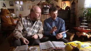 Teil 2 unserer Filmvorstellung zur Retrospektive im Rahmen der @ruhrtriennale 

🗓️Am 19.8. (17 Uhr) wird „Herr Schmidt und Herr Friedrich“ aus dem Jahr 2001 gezeigt, ebenfalls auf 35mm. 📽️🎞️

Die Liebe zwischen Herrn Schmidt und Herrn Friedrich begann viele Jahre vor dem Mauerfall, als der eine im Westen kaufmännischer Angestellter war und der andere in Ostberlin kellnerte. Als Langzeitarbeitslose müssen die beiden Mittfünfziger die Sinnfrage Tag für Tag aufs Neue beantworten. Sie lassen uns teilhaben an ihrem Leben, sie fesseln und verwundern uns, rühren uns, und vor allem bringen sie uns zum Lachen. Aber Vorsicht! Wer sich hier über zwei Spießer amüsiert, der erkennt immer auch den Spießer – in sich selbst. 

🎤Einführung: Barbara Frey

Festivalteilnahmen: @kasselerdokfest DOK Leipzig @corkfilmfest @dokfest @filmwochenende @oneworldfilm @unerhoert.filmfestival @filmz_mainz und viele mehr…

#loekenfranke #retrospektive #dokumentarfilm #ruhrtriennale #bochum #nordhorn #duisburg #dortmund #gelsenkirchen #35mm #arthouse #2001