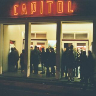 Nach 10 Jahren Leerstand erstrahlt das @capitolnordhorn nun als Kino und Kulturort in neuem Glanz. Ein ehrenamtlicher Verein hat das traditionsreiche Kino in Nordhorn vor dem Verfall bewahrt. Seit einem Monat finden hier wieder Filmvorführungen, Lesungen und Konzerte statt. 

Wir erinnern uns gerne an die vielen ausverkauften Vorführungen unseres Films „Herr Schmidt und Herr Friedrich“ im Jahr 2003 - wochenlang strömten die Menschen ins CAPITOL. Auch Kurt Schmidt war immer anwesend… Von Nordhorn aus ging der Film um die Welt und wurde in den USA, Schweden, Irland, Russland, Slowenien und Tschechien gezeigt.

#loekenfranke #schmidtundfriedrich #nordhorn #capitol #arthouse #documentary #kino