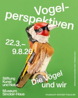 Am Wochenende eröffnet im @museumsinclairhaus in Bad Homburg die Ausstellung „Vogelperspektiven - Die Vögel und wir“, in der auch wir mit zwei Videoarbeiten zum Thema vertreten sind. Die Ausstellung wird gefördert von der @nantesbuch - Stiftung Kunst und Natur und ist vom 22.03. bis zum 9.8. geöffnet. 🪽🦉
🗓️22.03.26 — 22.08.26
📍Museum Sinclair-Haus / Bad Homburg
#loekenfranke #ausstellung #installation #vogelperspektiven #museum