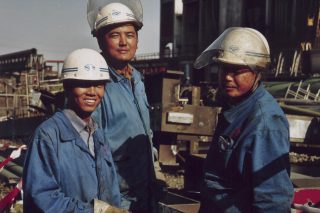 🗓️ Nächsten Samstag (17 Uhr) geht es weiter mit unserer Retrospektive bei der @ruhrtriennale . Gezeigt wird LOSERS AND WINNERS aus dem Jahr 2006, auf 35mm. 📽️🎞️

Der Film dokumentiert die Demontage einer gigantischen Industrieanlage und die Geschichten entlang des Verschwindens: Wie die Koker im Pott Ankunft und Arbeitsweise der Chinesen erleben, was sie fühlen, wenn sie mit der modernsten Kokerei auch ihren Stolz schwinden sehen, aber auch die Belastungen und Konflikte in der 60-Stunden-Woche der chinesischen Arbeiter fernab ihrer Heimat und ihrer Familien, zwischen Zukunftseuphorie und Zweifeln.

„Chinesischer Zukunftsoptimismus, aus den Gesichtern leuchtend und mit Mao-Zitaten täglich angefacht, und europäische Selbstgenügsamkeit, die die Geschichte bestrafen wird – wohl noch nie im Kino konnte man die Symptome einer Zeitwende derart hautnah miterleben wie in dieser bestechend genauen und mit treffender Ironie gewürzten Beobachtung.“ 
- @frankfurterrundschau 

„Bei der Uraufführung auf dem Leipziger Dokumentarfilmfestival 2006 löste Losers and Winners Bestürzung aus. So überzeugend hatte noch kein Film Deutschland auf der Verliererseite der Globalisierung geortet. Aber Optimismus hat immer etwas Ansteckendes, auch wenn er auf eigene Kosten geht: Auf das „Meer des Lernens“ kann jeder hinausschwimmen.“ 
- @tagesspiegel 

Festivalteilnahmen: DOK Leipzig @duisburgerfilmwoche @worldfesthou @dokfest @rooftopfilms @hotdocs_ @pravo_ljudski @chifilmfest @jeden_svet @verziofilmfest @watchdocs_festival @gdanskdocfilmfestival @guthgafa @trentofilmfestival @kinofest_luenen_official @crossingeurope and many more…. 

Awards (selection):
🏆Adolf-Grimme-Preis
🏆Film Crisics Award (CIDF Chicago)
🏆Special Jury Award (Int. Doc Film Festival Sao Paulo)
🏆Best Film Award (One World Festival Prag)
🏆Best International Feature (Hot Docs Toronto)
and many more...

#loekenfranke #retrospektive #dokumentarfilm #ruhrtriennale #bochum #duisburg #dortmund #gelsenkirchen #35mm #arthouse #globalisierung #2006 #china #kokerei #kaiserstuhl