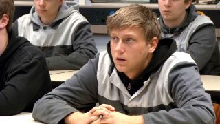 🔜 Am Samstag ist bei der Loekenfranke-Retrospektive im Rahmen der @ruhrtriennale der Film ARBEIT HEIMAT OPEL (2012) an der Reihe. Der erste Teil der Ruhrgbiets-Reihe von Michael Loeken und Ulrike Franke. @matsstaub wird den Film einführen, wir freuen uns sehr!

⏰ 17:00
📍 Metropolis-Kino im Bochumer Hbf

👉 TICKETS AN DER ABENDKASSE!

ARBEIT HEIMAT OPEL portraitiert sechs Jugendliche zwischen 16 und 19 Jahren, die 2009 ihre Ausbildung zum Industriemechaniker im Bochumer Opel-Werk beginnen: Jerome, André, Sinan, Tim, Marius und Marcel. Der Film erzählt von ihren Hoffnungen und Ängsten, von Lebensträume und Sorgen zu Anfang eines Arbeitslebens, dessen Zukunft bereits ungewiss ist.

„So ist dieser Film bei aller dokumentarischen Erzählweise ein Stück über das Revier geworden, über Jugendkultur, etwas Sozialstudie und ein bisschen Wirtschaftskrimi. Und die Geschichte von ein paar unsicheren Schülern, die heute, lange nach dem letzten Drehtag, souverän sagen: „Wir sind alle erwachsener geworden.“ Franke und Loeken erzählen ungeschönt, sie schmücken nichts aus, nicht einmal mit Musik: Ihr Soundtrack ist der Lärm der Maschinen, das Singen der Vögel früh am Werkstor und die Sprache derer, um die es geht.“
@derwesten 

„Nach und nach wachsen einem die Auszubildenden ans Herz und man bangt schließlich bei einer wichtigen Prüfung regelrecht mit ihnen mit. Das ist eine tolle Leistung der Dokumentation, die aber nicht zuletzt auch an ihren sympathischen Darstellern liegt.“
@ruhrnachrichtendortmund 

FESTIVATEILNAHMEN
@kinofest_luenen_official , dokleipzig , @derneueheimatfilm , @ruhrtriennale 2014

🏆 Nominiert für den Grimme-Preis 2013

#loekenfranke #retrospektive #dokumentarfilm #ruhrtriennale #bochum #duisburg #dortmund #gelsenkirchen #arthouse #globalisierung #2012 #opel #autoindustrie #opelwerk #azubi #arbeitheimatopel #strukturwandel @opel