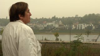 HEUTE @ruhrtriennale 🥳 Weiter geht’s mit GÖTTLICHE LAGE bei der loekenfranke Retrospektive! Aljoscha Begrich führt in den Film ein, danach gibt es wieder ein Filmgespräch.

 ⏰17:00
 📍 @metropolisbochum 
 TICKETS AN DER ABENDKASSE!

Auf einem ehemaligen Stahlwerksgelände in Dortmund wird über viele Jahre ein neuer Stadtteil gebaut. Den Mittelpunkt bildet ein künstlicher See, an dessen Ufern luxuriöse Wohnungen entstehen. Die Menschen, die um das ehemalige Stahlwerksgelände herum wohnen und dort arbeiteten, können sich das Wohnen am See nicht leisten. Über fünf Jahre vergehen, bis das einstige Stahlwerk einem See gewichen ist. Planer und Anwohner, Visionäre und Zweifler werden zu Gewinnern und Verlierern dessen, was man gesellschaftlichen Fortschritt nennt. Ein Film über den Wandel der Industrie- zur Freizeitgesellschaft.

„Der Film diagnostiziert nicht – er beobachtet, dringt tief in die unterschiedlichsten Milieus und Szenen vor und überlässt die Schlussfolgerungen dem Zuschauer. Unfassbar, will der immer wieder rufen. Keine Polemik, keine Spielszene könnte diese Geschichte so schräg, so komisch, so eindrucksvoll erzählen, wie es die Wirklichkeit selbst tut. Man muss sie nur gut beobachten.“
- @frankfurterrundschau 

„Sehr nah kommt der Film den handelnden, den einfach nur dort lebenden Menschen, dass der Eindruck entsteht: Sie haben die Kamera vergessen über die Jahre. Loeken und Franke aber haben genau hingesehen, sie hören zu, lassen Dortmund reden. Was sie zeigen, ist mehr als der Bau eines Stadtsees im Zeitraffer: Sie setzen Begriffe wie „Deindustrialisierung“ und „Gentrifizierung“ ins Bild, machen bewusst, was beides mit Menschen macht.“
- @waz_redaktion 

🏆 AWARDS

Adolf-Grimme-Preis 2016
Preis der Stadt Bad Aibling, @nonfiktionale 
Herbert Quandt Medien-Preis
Bester Film auf dem Sarativ Suffering Int. Filmfestival
Honorable Mention auf dem 34. Festival International Jean Rouch
Lorry  Journalistenpreis
@ard Programmprämie Dokumentarfilm
Deutscher Filmpreis (Vorauswahl)

#loekenfranke #retrospektive #dokumentarfilm #ruhrtriennale #bochum #duisburg #dortmund #gelsenkirchen #arthouse #2014 #phönixsee #hörde #gentrifizierung #freizeitgesellschaft