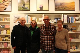 Vielen Dank für den schönen Abend bei der Vernissage unserer Fotoausstellung „Von Menschen und Vögeln“! Für zwei Monate werden in der Dortmunder Buchhandlung „transfer“ ausgewählte Fotos ausgestellt, die wir für die Bildwelt der letzten @ruhrtriennale gemacht haben. Die Fotos hingen damals als Plakate im ganzen Ruhrgebiet oder waren Teil einer Fotostrecke im Festivalkatalog. Die Ausstellung bei transfer läuft noch bis zum 22.6., der Eintritt ist frei. Es gibt vor Ort eine limitierte Anzahl Postkartensets zu kaufen! 🐦🏭📷 #loekenfranke #transfer #dortmund #hoerde #ruhrtriennale #birdwatcher #ruhrgebiet