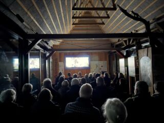 Ob ganz klassisch im Kinosaal, in der Hütte einer örtlichen Vogelstation oder im Lesesaal der Stadtbibliothek - WATCHING PEOPLE WATCHING BIRDS hat im Rahmen von DOX:DANMARK schon verschiedenste Leinwände gesehen. Vielen Dank an alle Zuschauer:innen und alle Vogel- und Kinofreund:innen, die das liebevolle, kreative und interessante Begleitprogramm konzipiert und umgesetzt haben.

Whether in a traditional movie theater, at a local bird station, or in the reading room of the city library, WATCHING PEOPLE WATCHING BIRDS has been shown on a wide variety of screens as part of DOX:DANMARK. Many thanks to all the viewers and to all the bird and film enthusiasts who conceived and organized this thoughtful, creative, and engaging accompanying program.

📷 1 : Skovens Hus Corselitze
📷 2 : Varde Bibliotek
📷 3 : Glostrup Bio

#birdwatching #documentary #loekenfranke #doxdanmark #birding