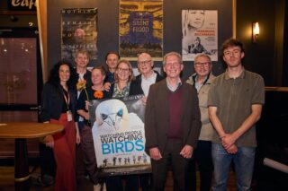 Was für ein toller Abend! Beim @dokfest München haben wir unsere Deutschlandpremiere im @riofilmpalast gefeiert. Mit dabei waren viele Teammitglieder, Weggefährt:innen - und mit Thomas Griesohn-Pflieger auch einer der Protagonisten des Films.
Vielen Dank an alle die dabei waren, die vielen Zuschauer:innen, an @_flyingfridge_ für das interessante Q&A und das gesamte Team vom DOK.fest sowie unseren Förderern @bundeskultur @filmedienrw .
Es war uns ein Fest! ✨
Fotos: (C) DOK.fest München
___
What a fantastic evening! We celebrated our German premiere at @dokfest Munich at the @riofilmpalast. Many team members and colleagues were there - and Thomas Griesohn-Pflieger, one of the film’s protagonists, joined us as well.
A big thank you to everyone who came, to the many audience members, to @_flyingfridge_ for the interesting Q&A, and to the entire DOK.fest team and the team of @filmedienrw and @bundeskultur
It was a real treat for us! ✨
#loekenfranke #birdwatcher #watchingpeoplewatchingbirds #muenchen premiere