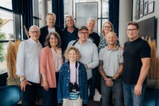 ✨ NRW-Premiere vor ausverkauftem Saal in Lünen ✨
Vielen Dank an alle, die die gestrige NRW-Premiere von WATCHING PEOPLE WATCHING BIRDS so besonders gemacht haben: Die vielen Teammitglieder, ein großer Teil der Protagonist:innen aus NRW, und natürlich an das Publikum im ausverkauften Saal der Cineworld. Ein besonderer Danke geht an das Team vom @kinofestluenen2026 um Sonja Hofmann sowie die @filmedienrw .
___
✨ NRW Premiere in Front of a Sold-Out Audience in Lünen ✨
Thank you to everyone who made yesterday’s NRW premiere so special: the many team members, a large number of our cast members, and, of course, the audience in the sold-out Cineworld theater. A special thank you goes to the team at Kinofest Lünen led by Sonja Hofmann, as well as the Filmstiftung.
📸Fotocredits:
Kinofest Lünen / Joshua Hoven
Loekenfranke / Leonard Putz
#loekenfranke #birdwatching #birding #luenen #documentary