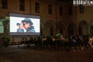 🦉🌕 Open Air Premiere für WATCHING PEOPLE WATCHING BIRDS in Bologna!
Beim @biografilm Festival in Bologna lief unser Film vor malerischer Kulisse in der untergehenden Abendsonne im Innenhof des mittelalterlichen Kloster Chiostro del Complesso di Santa Cristina “della Fondazza”. Im Anschluss waren Michael Loeken und Ulrike Franke für ein Filmgespräch mit dem sehr interessierten, jungen Publikum zu Gast. Das Screening fand in Kooperation mit dem @goetheinstitut statt.
_____
Open-Air Premiere for WATCHING PEOPLE WATCHING BIRDS in Bologna!
At the Biografilm Festival in Bologna, our film was screened against a picturesque backdrop as the sun set in the courtyard of the medieval monastery Chiostro del Complesso di Santa Cristina “della Fondazza.” Afterward, Michael Loeken and Ulrike Franke joined the audience for a Q&A session with the very interested young audience. The screening took place in cooperation with the Goethe-Institut.
#loekenfranke #biografilm #bologna #birdwatching #birdingitaly